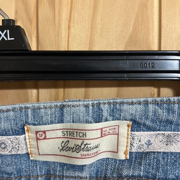Levi Strauss Stretch Capris. Women's Light Blue Jeans - Picture 5 of 6